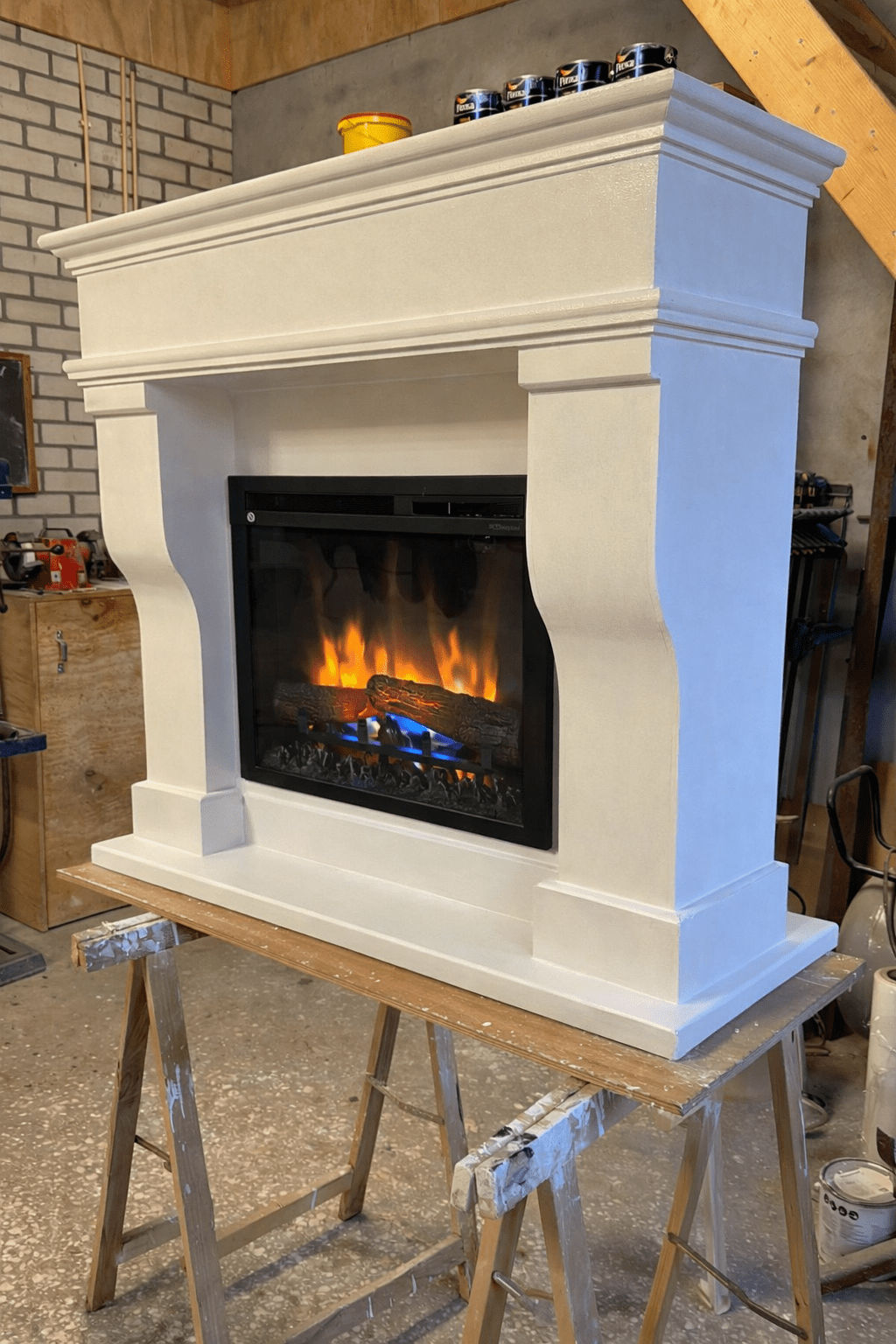 Sierschouw ombouw voor elektrische haard bolpootschouw van MDF in klassiek design